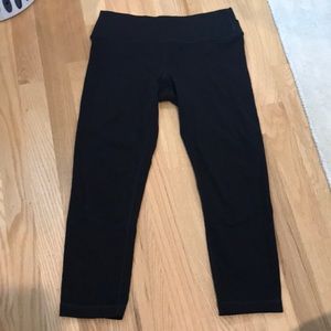 Lululemon black legging capris size 6
